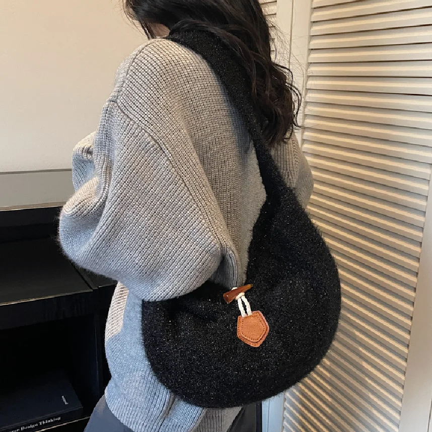 

Ladies Crossbody-Bag Made of Fine Leather Featuring Trendy High-End Commuter Style