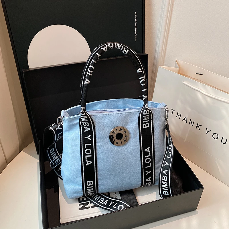 クリーム色のスエード素材のワンショルダーバッグ、柔らかくスタイリッシュで、ショッピング、日常使い、オフィス、通勤に最適です。