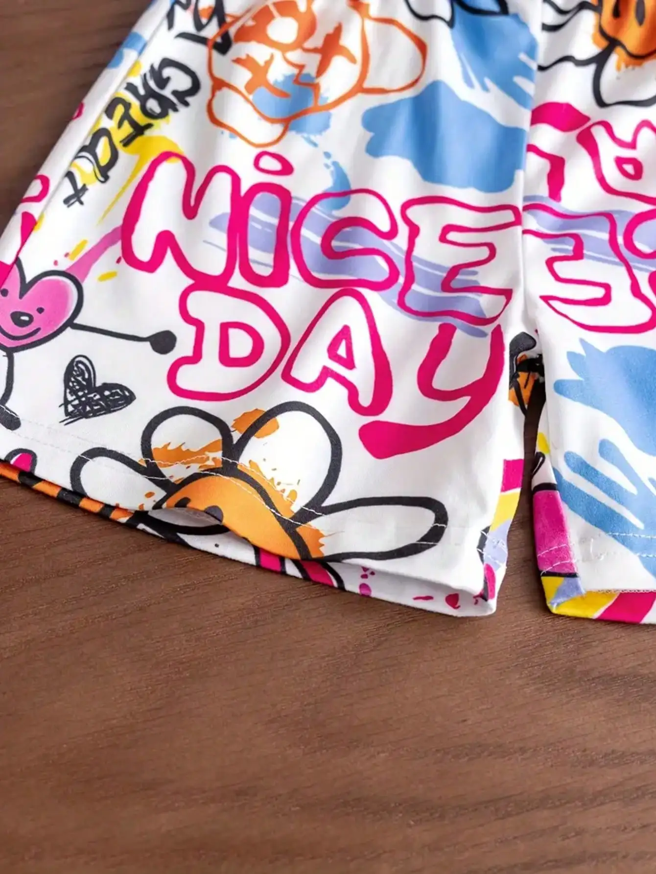 Verspieltes Herzförmiges T-Shirt mit Fröhlichem Gesichts-Graffiti und Shorts-Set, Bequeme Freizeitkleidung für den Alltag – Detail 6