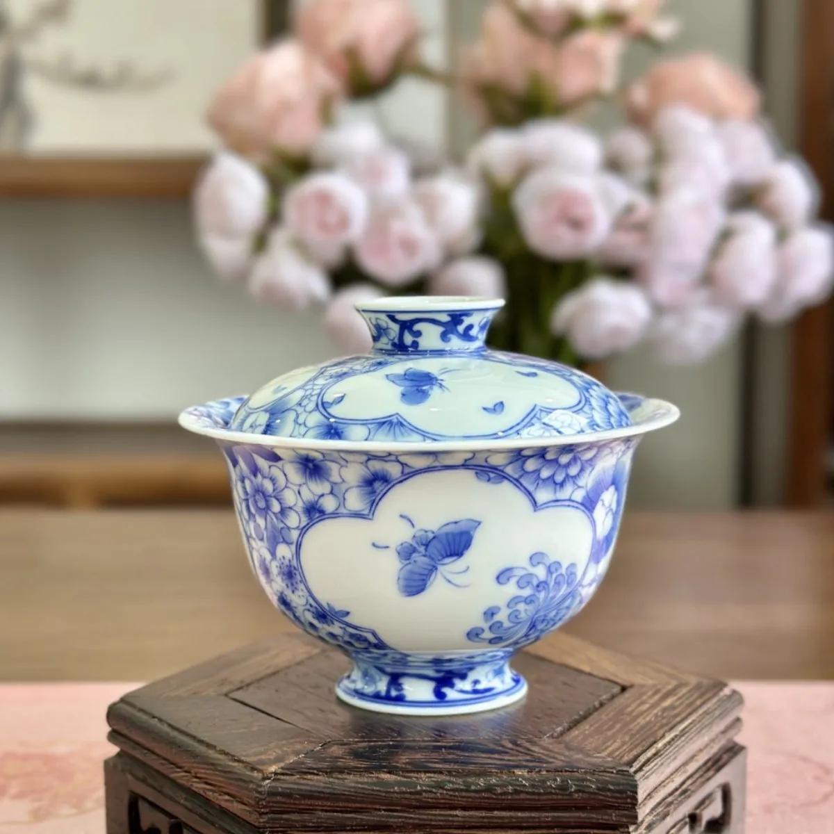 Blue and white porcelain window Wanhua Kwai Kou cover bowl Jingdezhen high-end ceramic tea set
