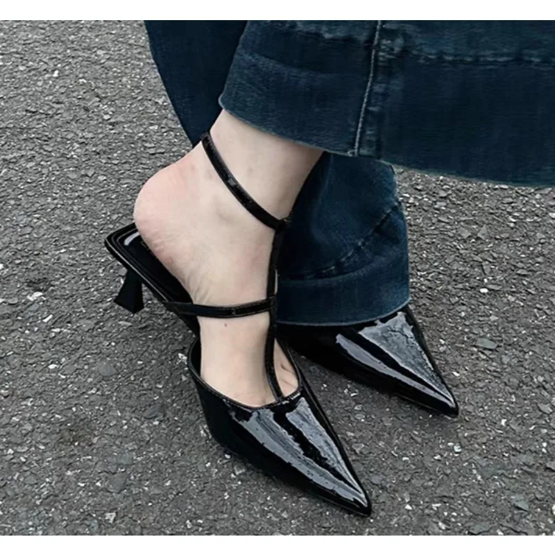 

Women's Sandals Summer New Low Heel Pointed Thin Strap Strap Buckle Slippers Fashion Temperament Commuter Heel Sandals