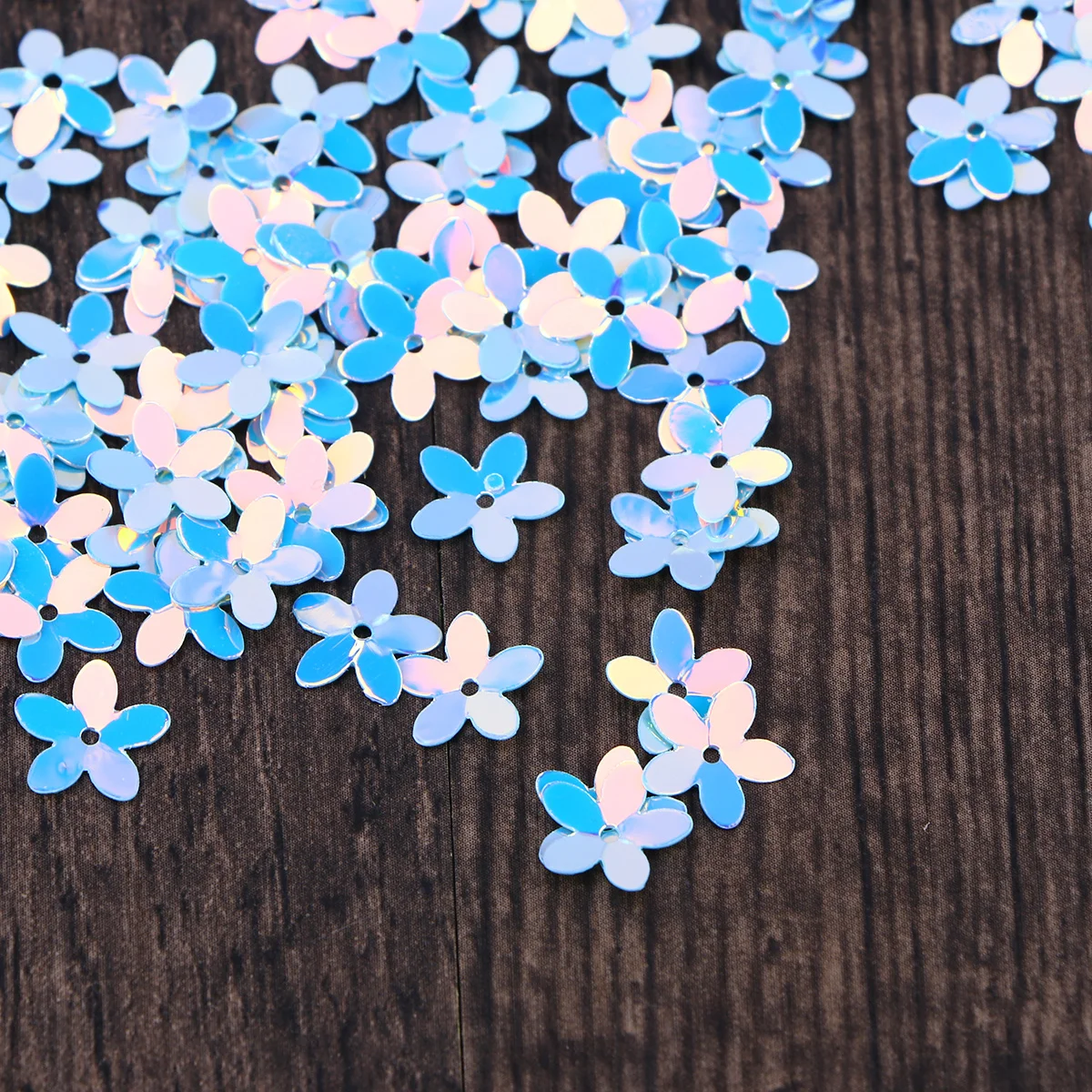

800Pcs Five-Petal Flower Sequins 10mm Bright Light Blue for Clothes Bags Hats DIY Sewing Patches Clothing Decoration Accessories