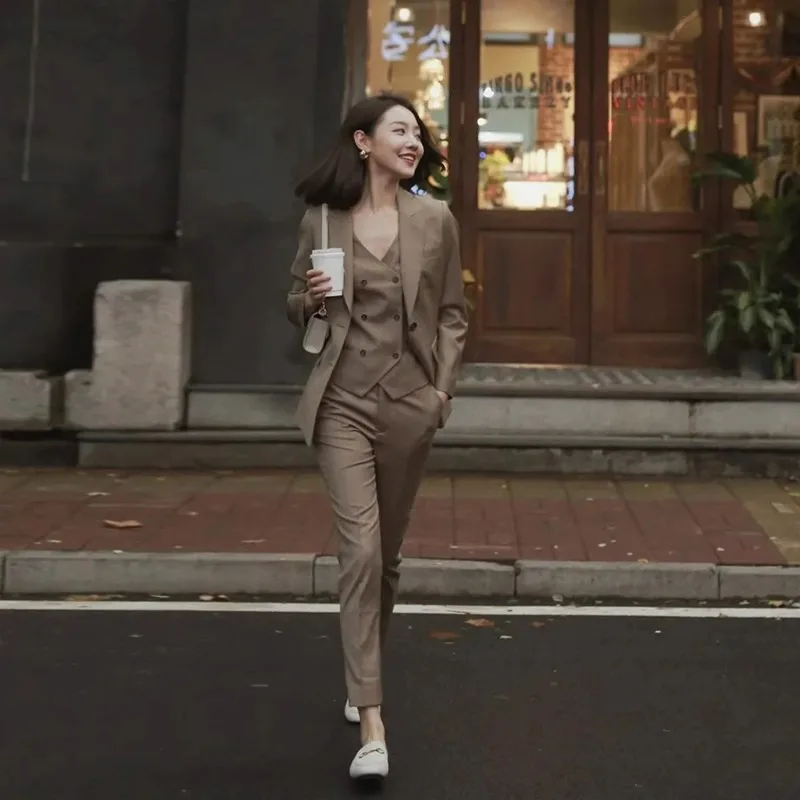 Elegante abito da donna in stile occidentale marrone alla moda in 3 pezzi, completo di pantaloni lunghi di fascia alta per occasioni speciali