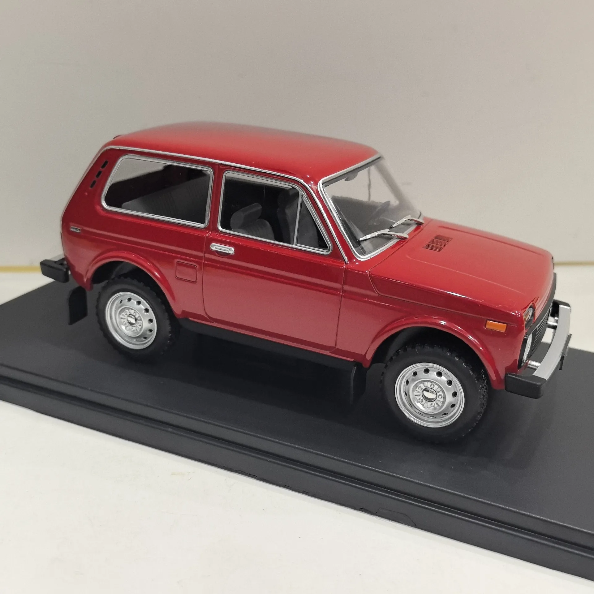 Moulé sous pression WHITEBOX 1/24 échelle LADA NIVA Lada K3X2 modèle de voiture en alliage jouet à collectionner cadeau Souvenir affichage ornement
