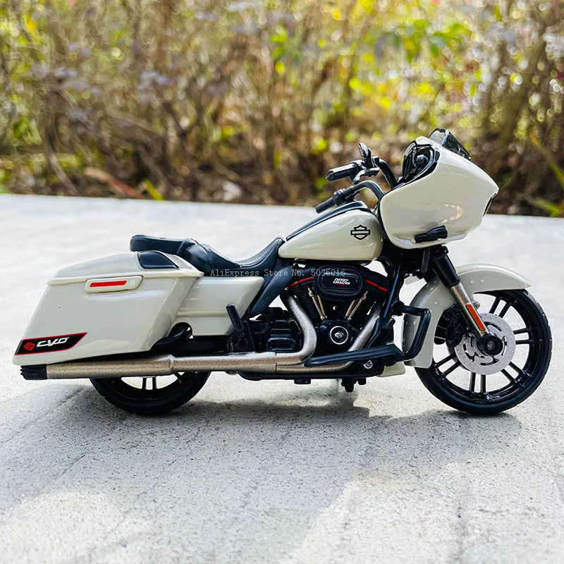 Maisto 1:18 Harley-Davidson Motorcycle 2018 CVO Road Glide Cream White Alloy Motorcycle Model Toy Car Collection