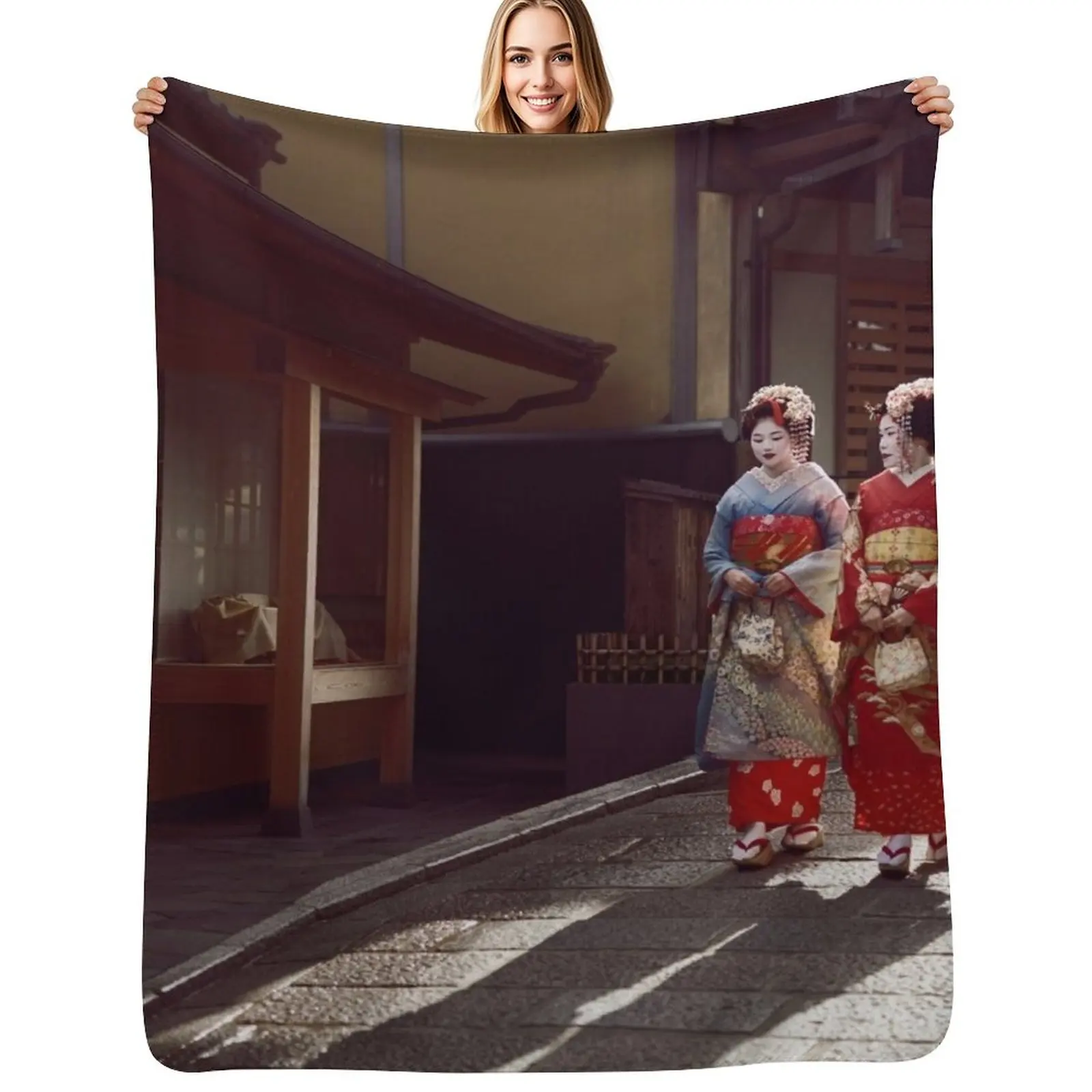 Двое гейши ученики Мако в ярком кимоно, прогулке в старой улике в Киото, японском художественном фотопринте, плед