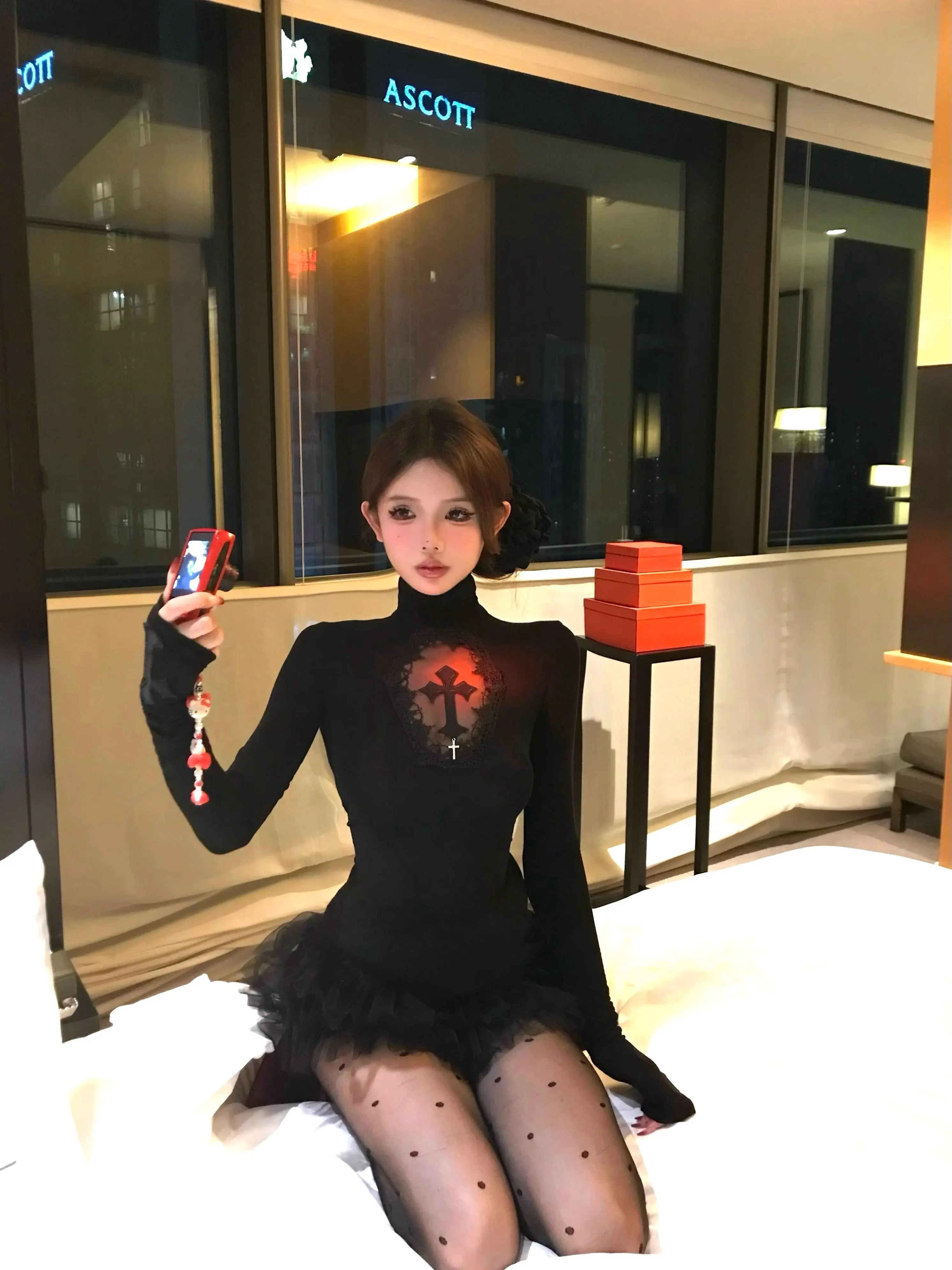 T-shirt à manches longues en dentelle croisée pour femmes, design de printemps, taille serrée, bas noir, haut à col haut