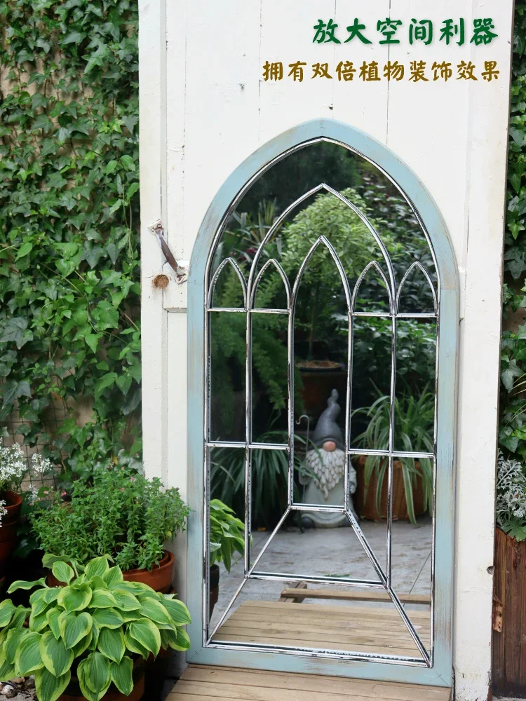 가짜 창 벽 교수형 안뜰 정원 배경 벽 단단한 나무와 두꺼워