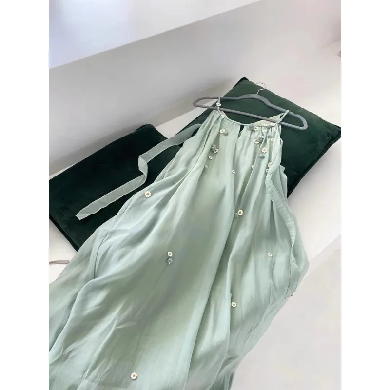 

Small wrinkled chrysanthemum milk green artistic suspender dress with high-end temperament, new style of socialite dress