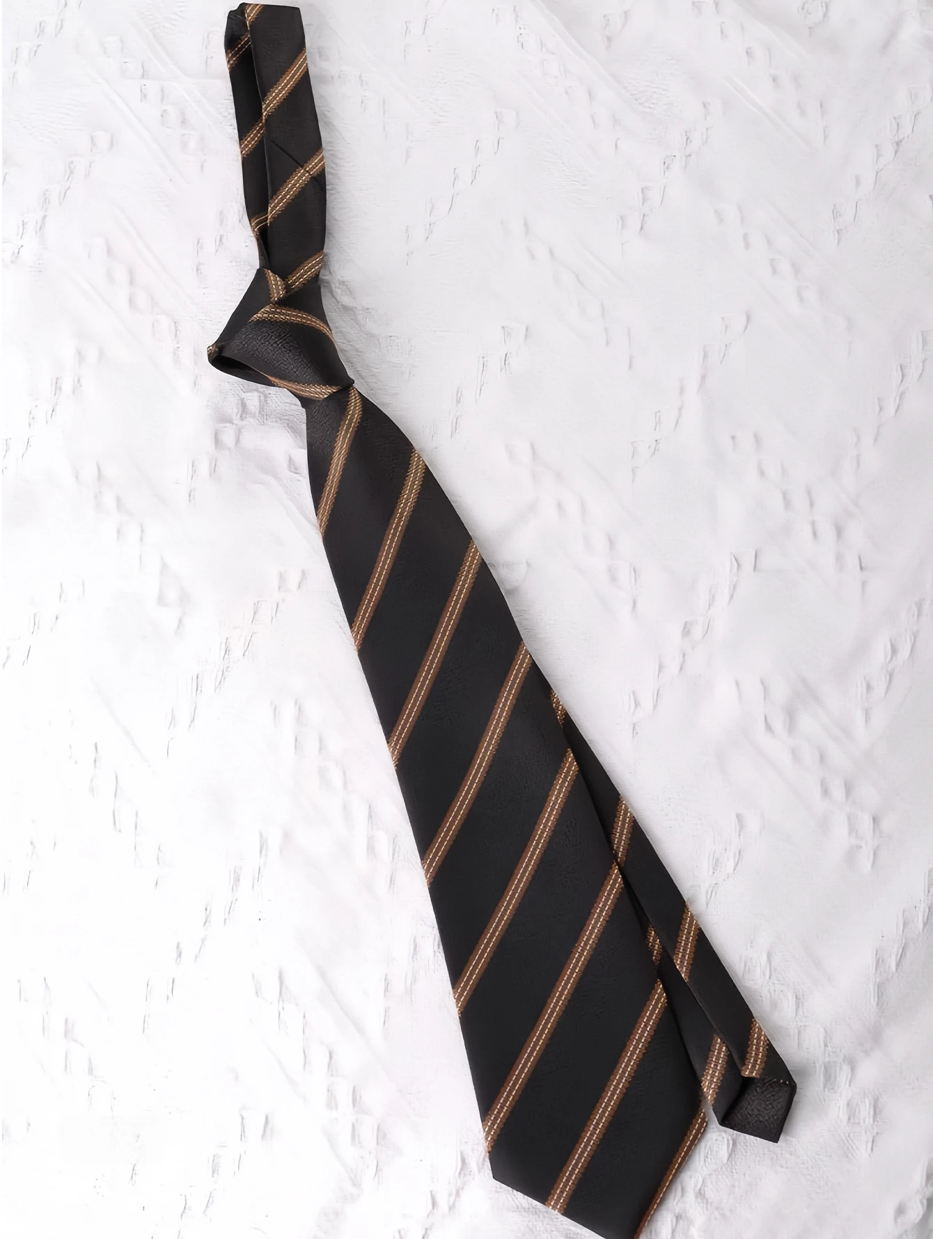 Eine handgefertigte, unisex, kaffeebraun gestreifte, handgebundene Krawatte im klassischen Stil, vielseitig einsetzbar, ein Muss für die Schulanfangssaison, erhältlich in mehreren Farben, kann mit Uniformen kombiniert werden, kann als Geschenk verschenkt werden. – Detail 8