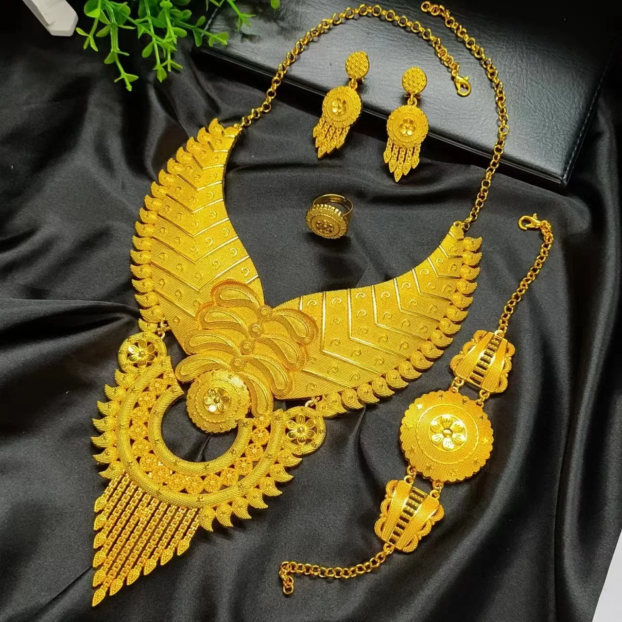 hot selling necklaces earrings bracelets ring jewelry sets four-piece Dubai African bride wedding accessories