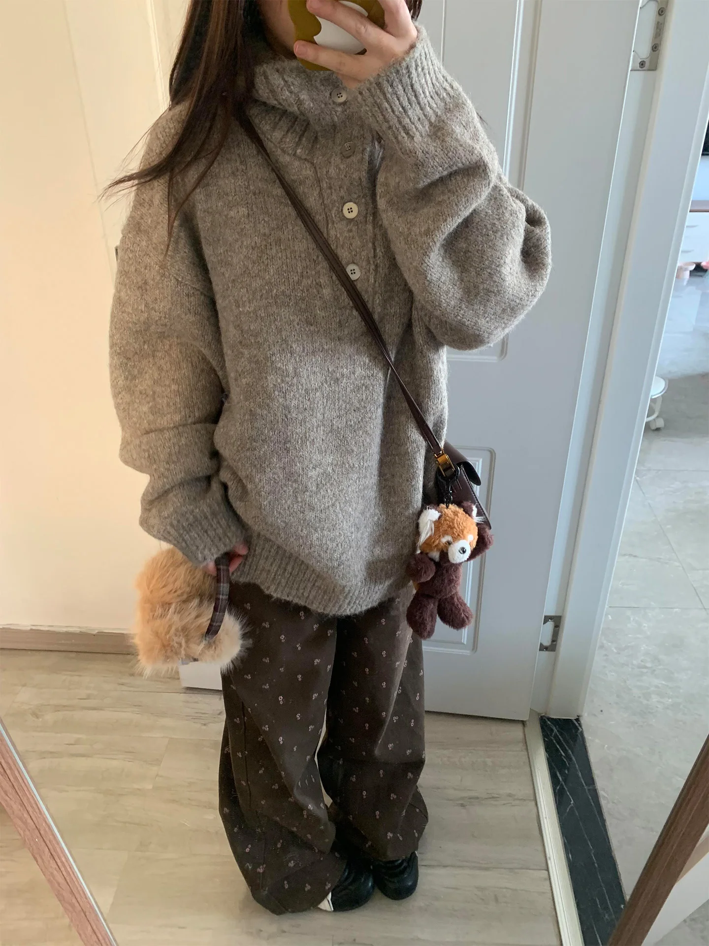 

Джинсы женские прямые с высокой талией, с цветочным принтом, коричневые, удлиненные, широкие штанины, облегающие, зимние, новинка