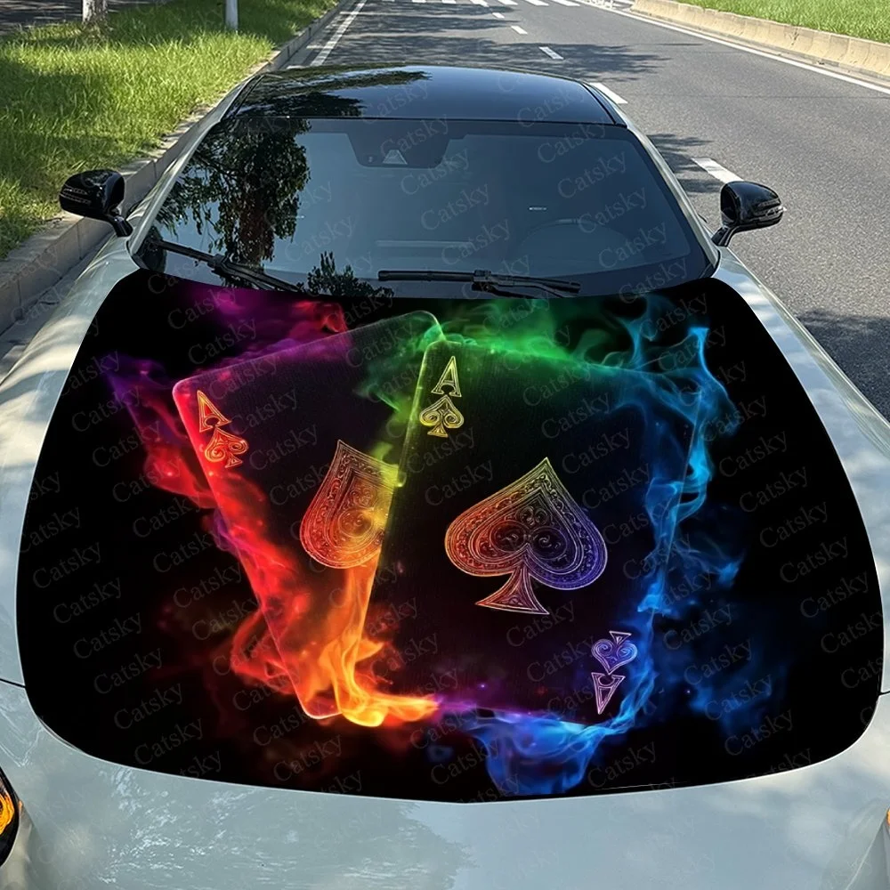 鮮やかなポーカーカードデザイン。車のボンネットに燃えるような赤とクールな青の炎が描かれ、大胆なメッセージを伝えるのに最適です。カーステッカー