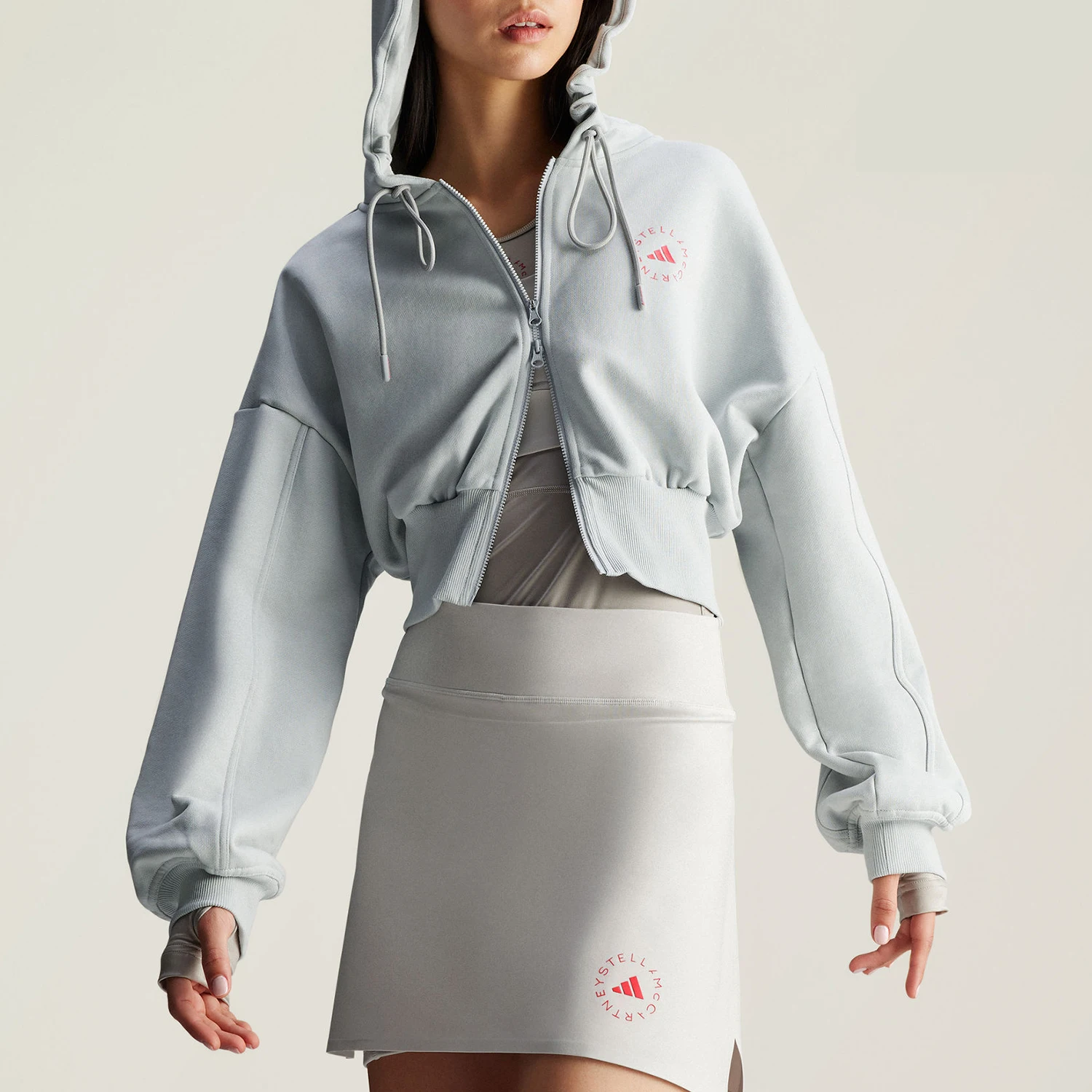 

Оригинальная новая женская повседневная куртка Adidas с капюшоном и завязками на шнурке JD7712