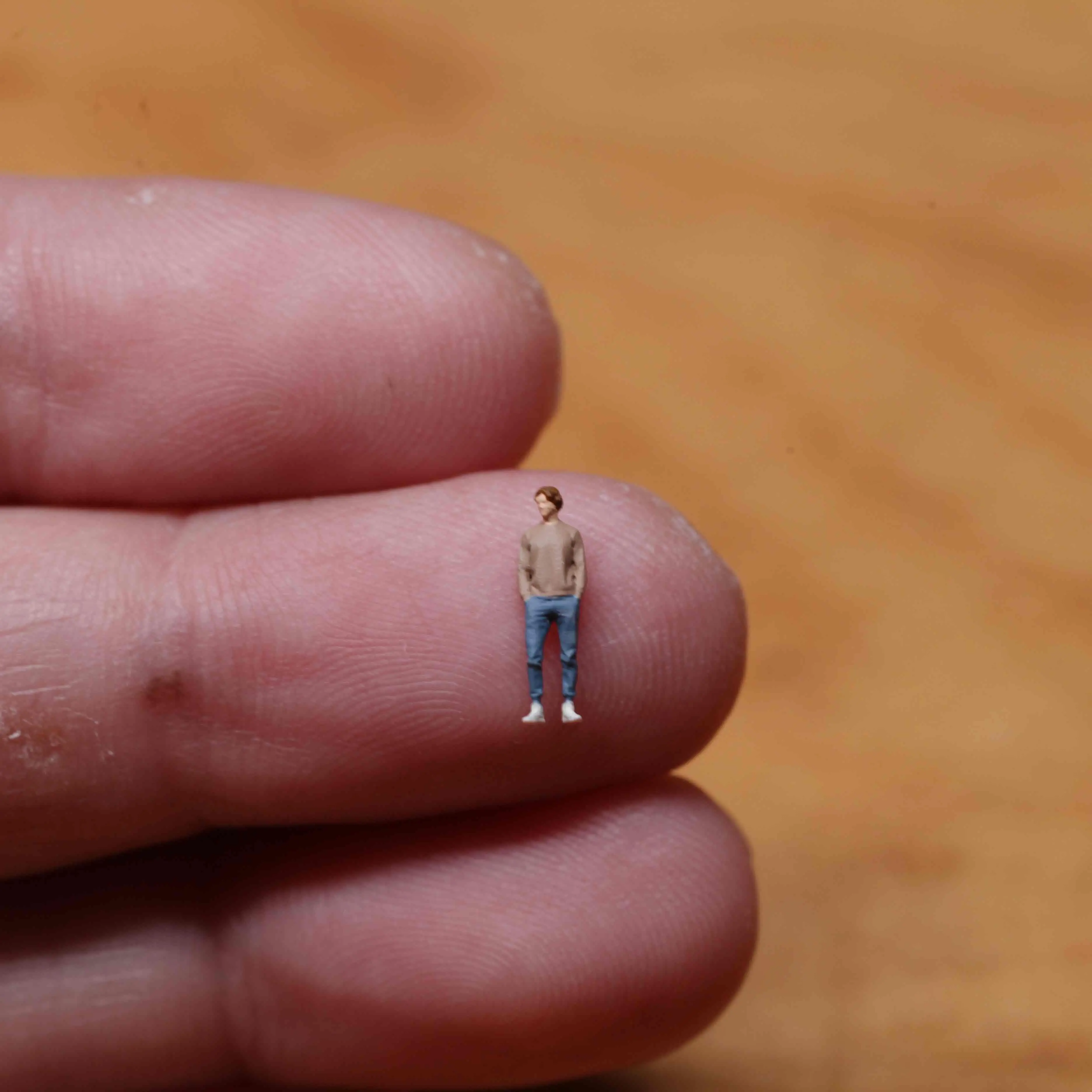 

King Toys 1/160 N GAUGE train model scene miniature The Boy In Denim