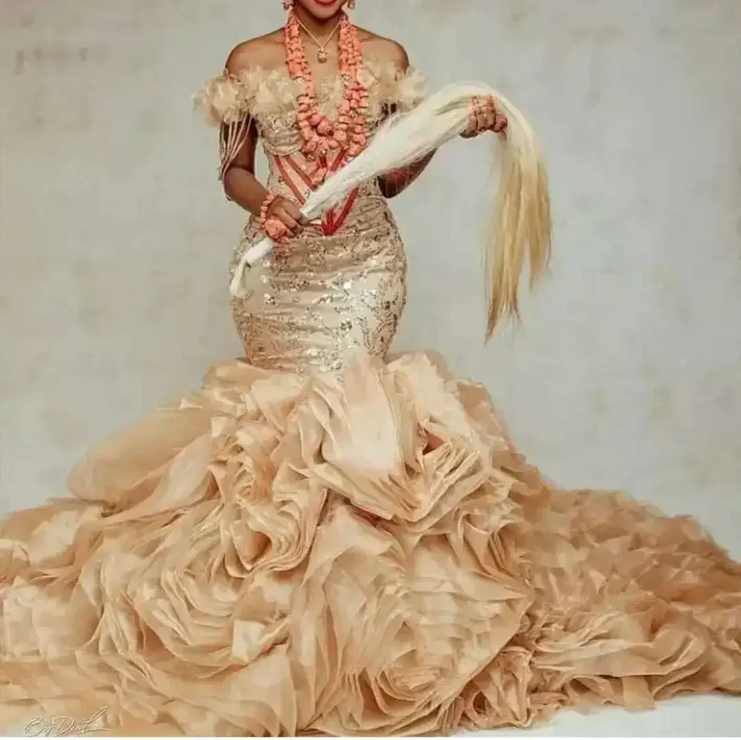 

Customized Lace Appliques Mermaid Gold Wedding Dress Off The Shoulder Multi-Layered Ruffles Vestidos De Novia Bridal Gown