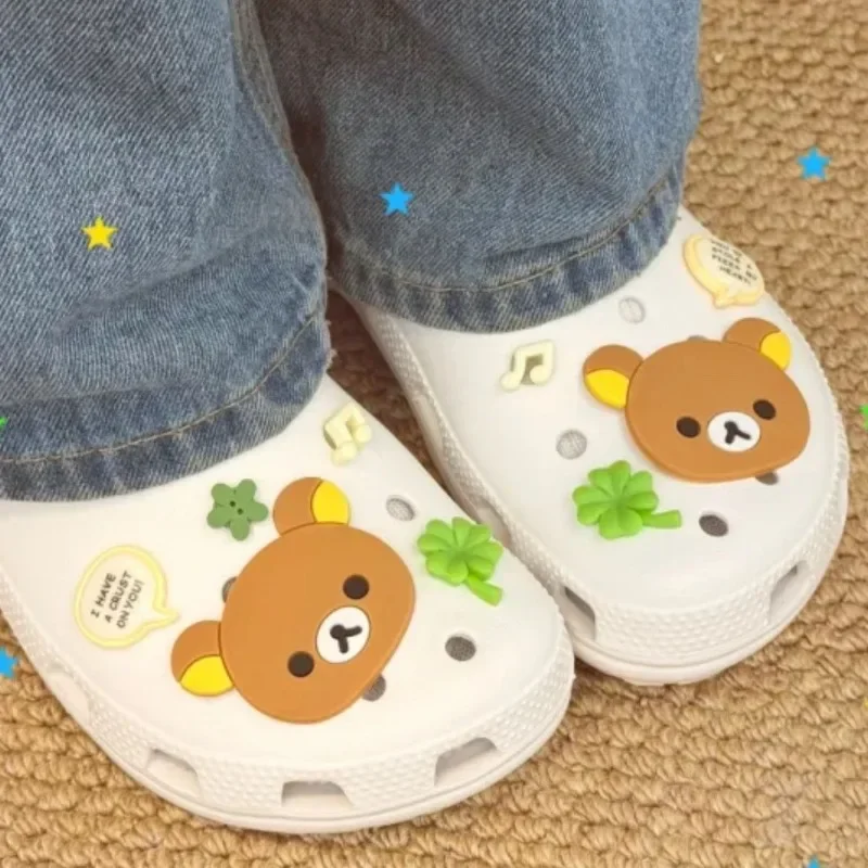 Zapatos con agujeros Rilakkuma para verano, accesorios DIY, bonito Retro Y2k, trébol de cuatro hojas de la suerte, sandalias de playa para niña, zapatos de flores, regalo con hebilla