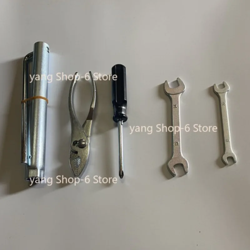 

Дополнительный инструмент для Toyota Land Cruiser Prado, гаечный ключ, плоскогубцы для носа рыбы, отвертка, втулка для рта огня