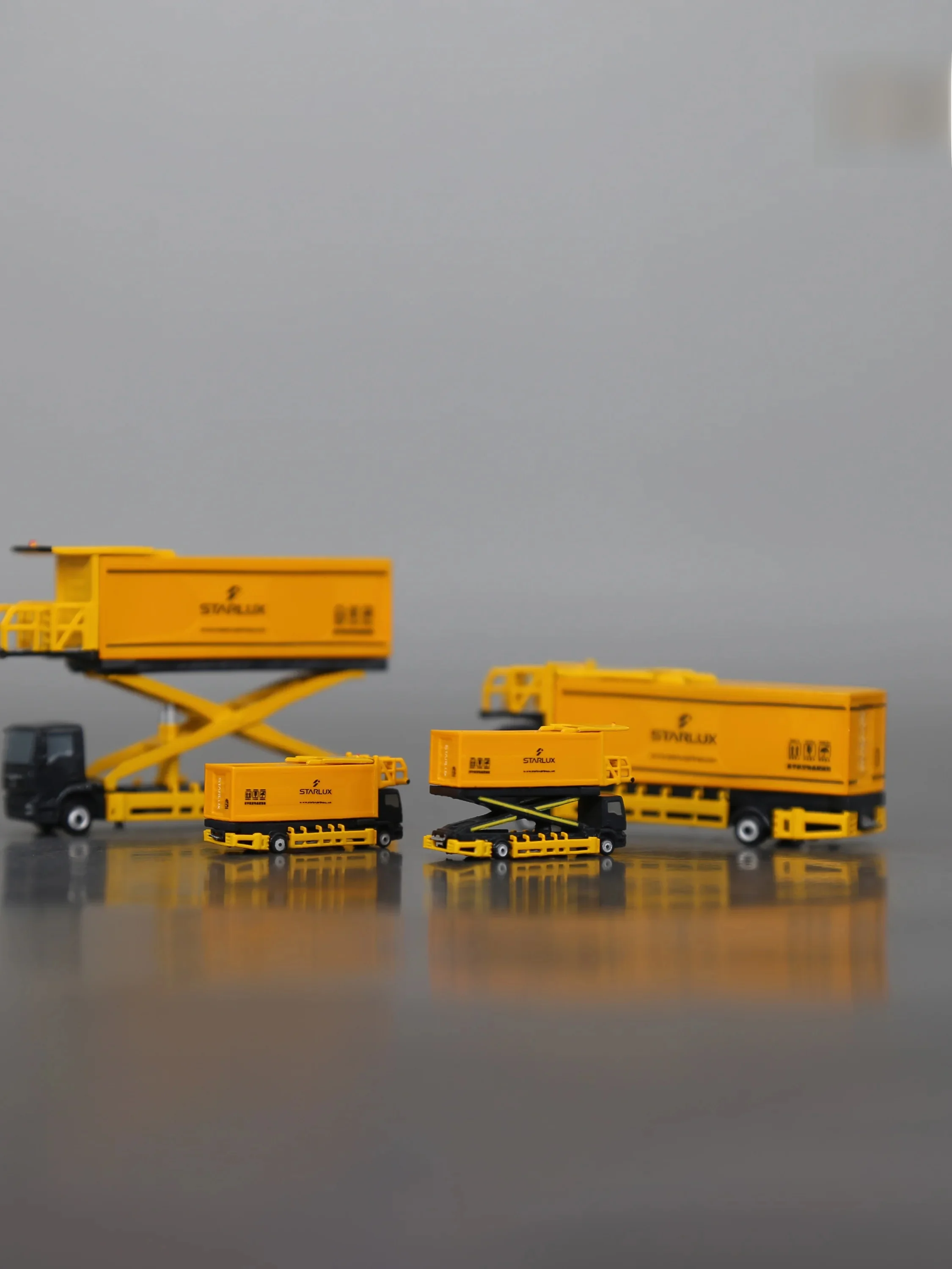 Airport Catering Truck Model :400 Scale Mann Airline Food Service Car Various Versions of Airline Companies Ground Staff Car