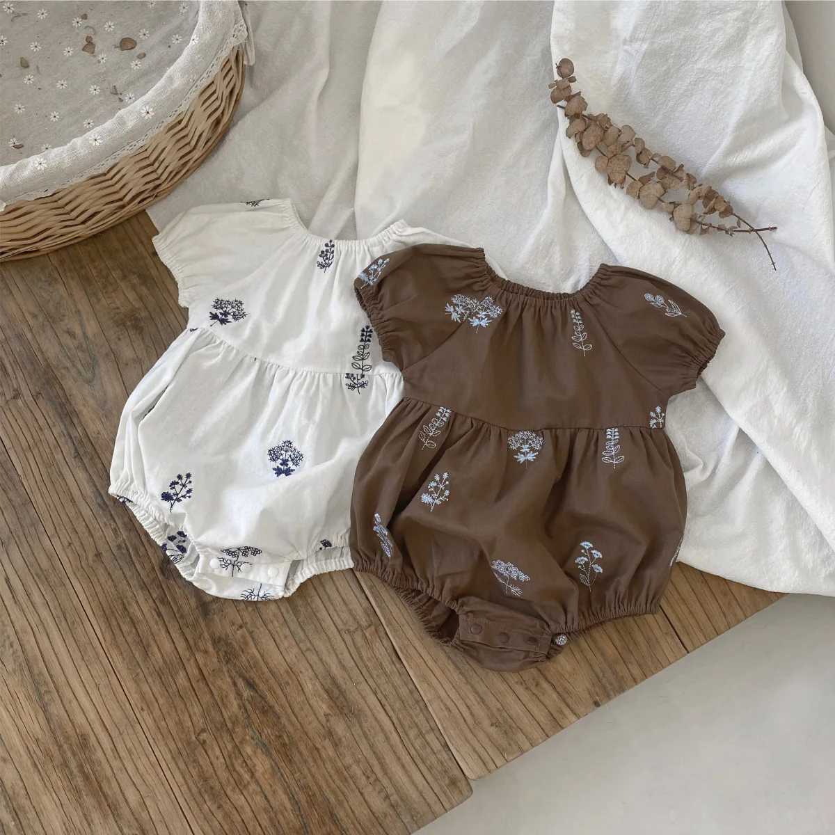 

Новинка лета 2025 года, боди с короткими рукавами для маленьких девочек, комбинезон принцессы с пышными рукавами и цветочной вышивкой для новорожденных, одежда для младенцев