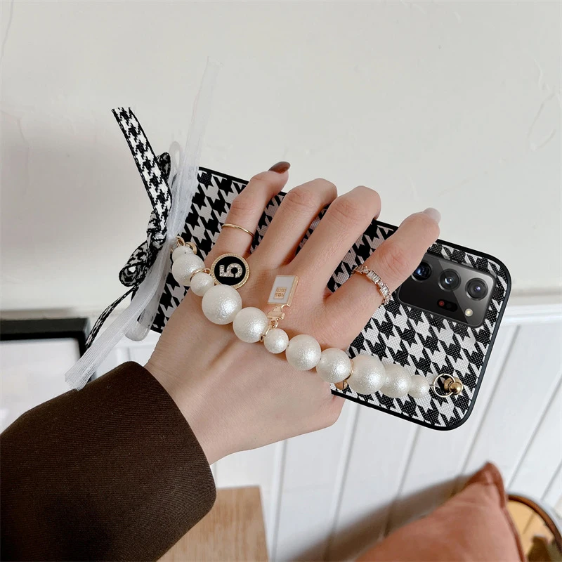 Luxury Houndstooth Leather Pearl Bracelet Chain Soft Case For Samsung Galaxy S21 FE S9 S10 S20 S23 S22 Ultra Note 20 10 Cover