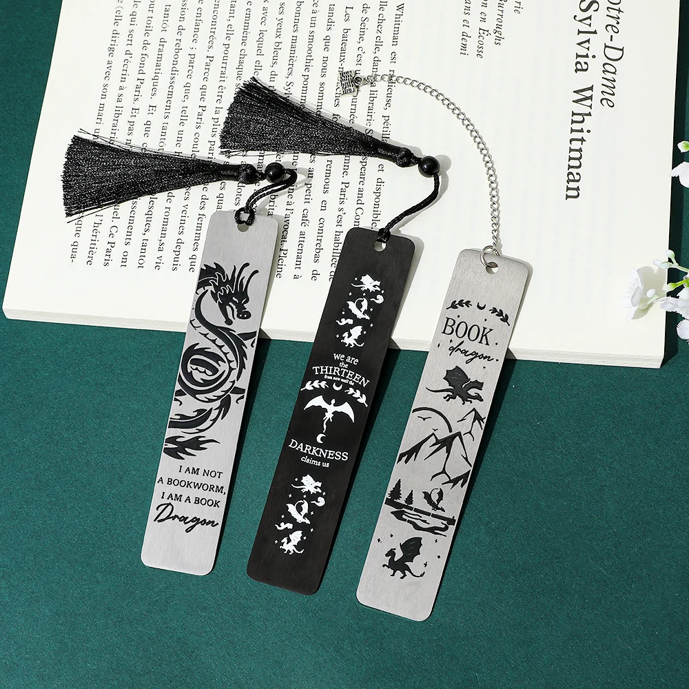 الإشارة المرجعية للخيال الملحمي: فن التنين الشرقي والغربي مع خرز العقيق الأسود، مجموعة اقتباسات "كتاب التنين"، مصممة للكتاب.