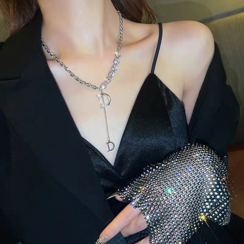 

Light luxury niche design letter D zircon necklace sweater chain female senior autumn and winter accessorie
