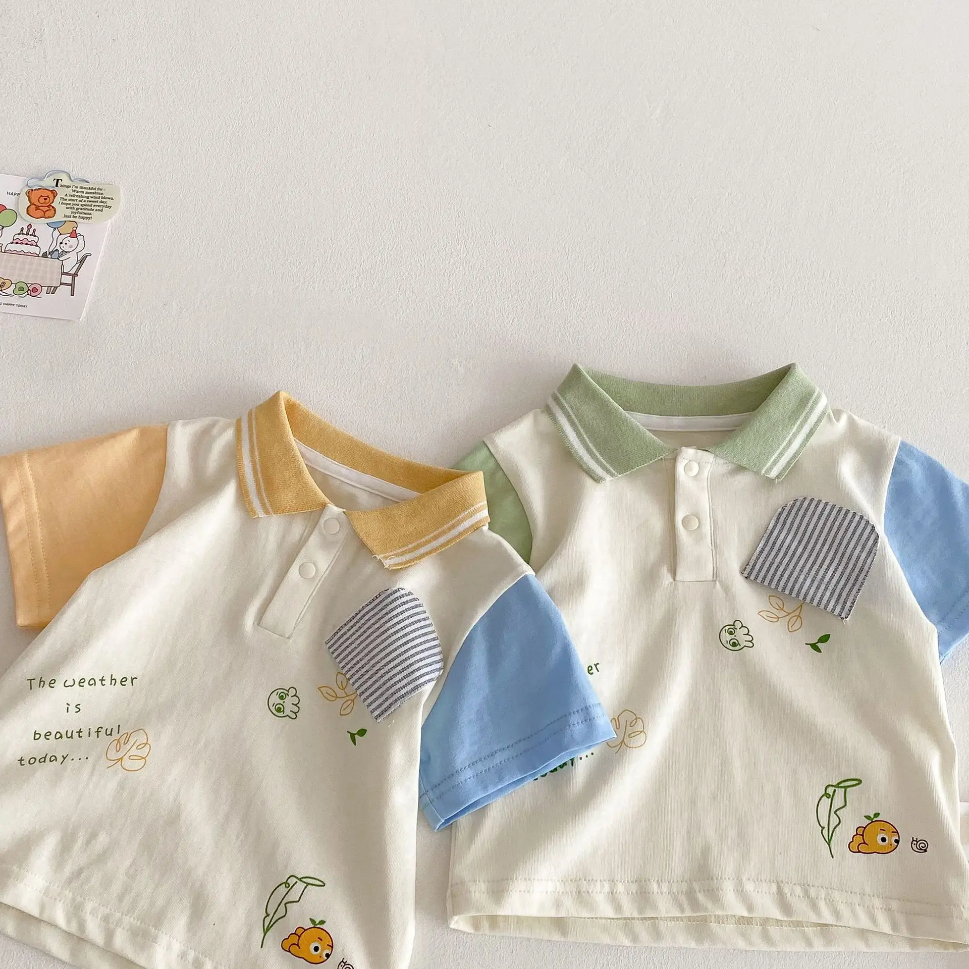 Farbblockiertes Poloshirt für Kinder, 2025, neuer Sommer, koreanische Ausgabe für Jungen, Buchstaben-T-Shirt, dünnes Baby-Mode-Streifen-Sommerkleid