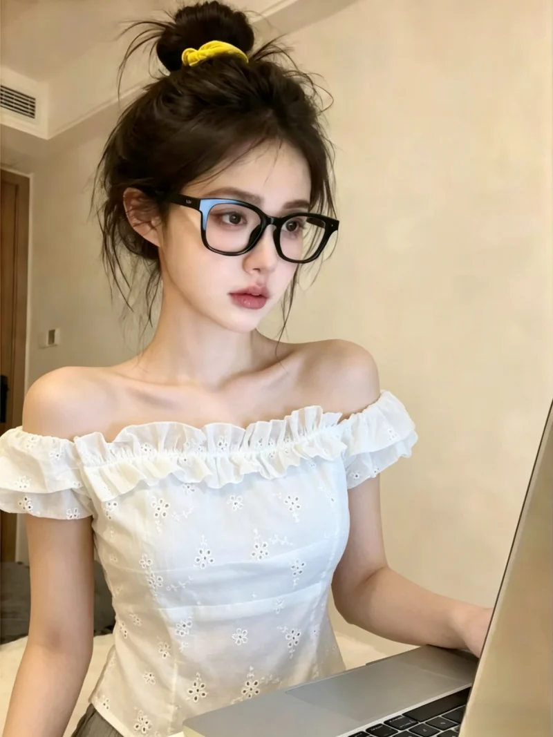 

Slimming Embroidered Edging Hollow out ShoulderTee Korean Style Wear Summer New Fashion Women's Top