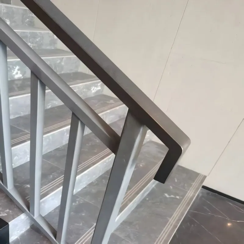 빌라 야외 안전을 위한 맞춤형 고급 아연도금 파이프 계단 난간 및 장식용 발루스터