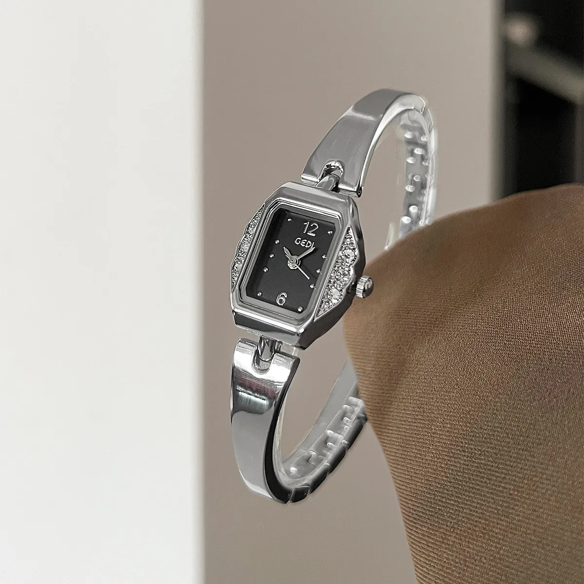 ساعة كوارتز نسائية جديدة ذات وجه مربع، تصميم راقي وبسيط وأنيق، ساعة نسائية متعددة الاستخدامات، هدية عملية للنساء.