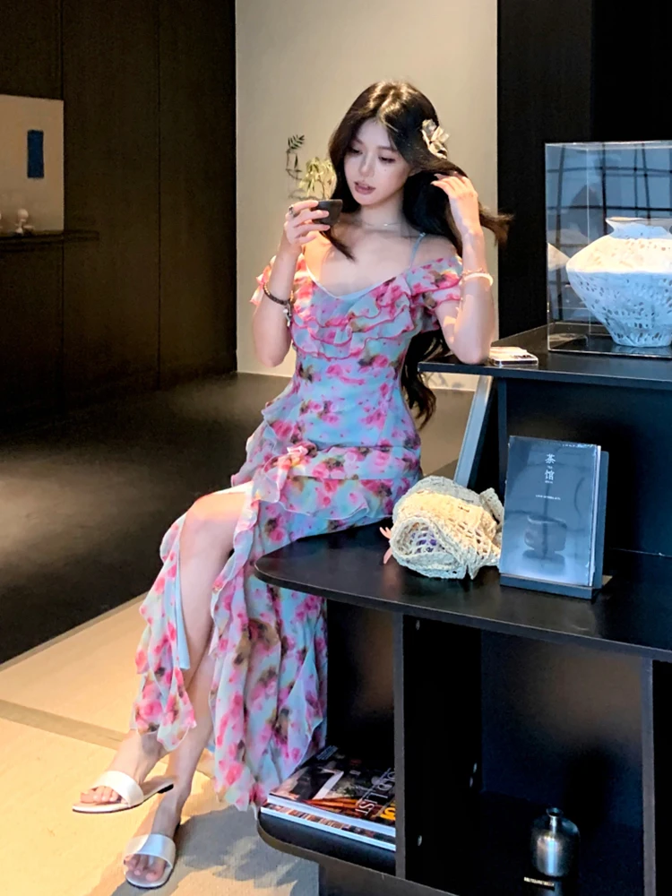 ReddaChic Unregelmäßiges Rüschen Flowy Blumenkleid Damen Spaghettiträger Kalte Schulter Split Maxi Langes Kleid Cocktail Sommerkleidung