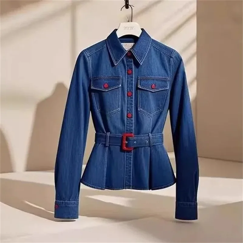 Camicetta di jeans da donna Camicia di jeans con cintura di design alla moda Colletto polo blu Giacca di jeans aderente in vita Abbigliamento primaverile autunnale