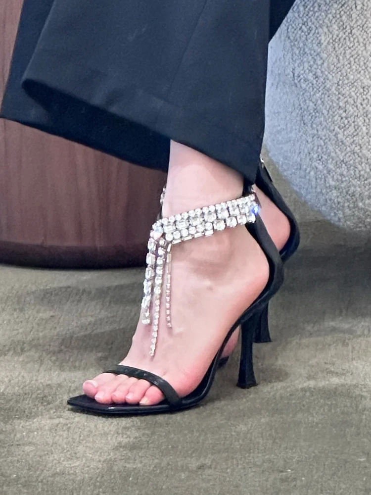 

Сексуальные сандалии ручной работы на высоком каблуке с квадратным носком, серебряные синие сандалии, женские летние блестящие сандалии с кисточками и одним ремешком