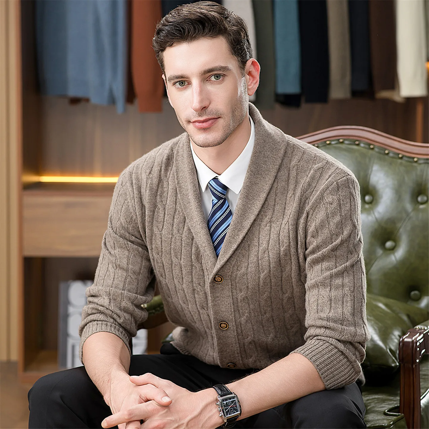 

Autumn and winter new cashmere sweater men's olive collar buckle twisted flowers thick cashmere coat loose warm sweater.