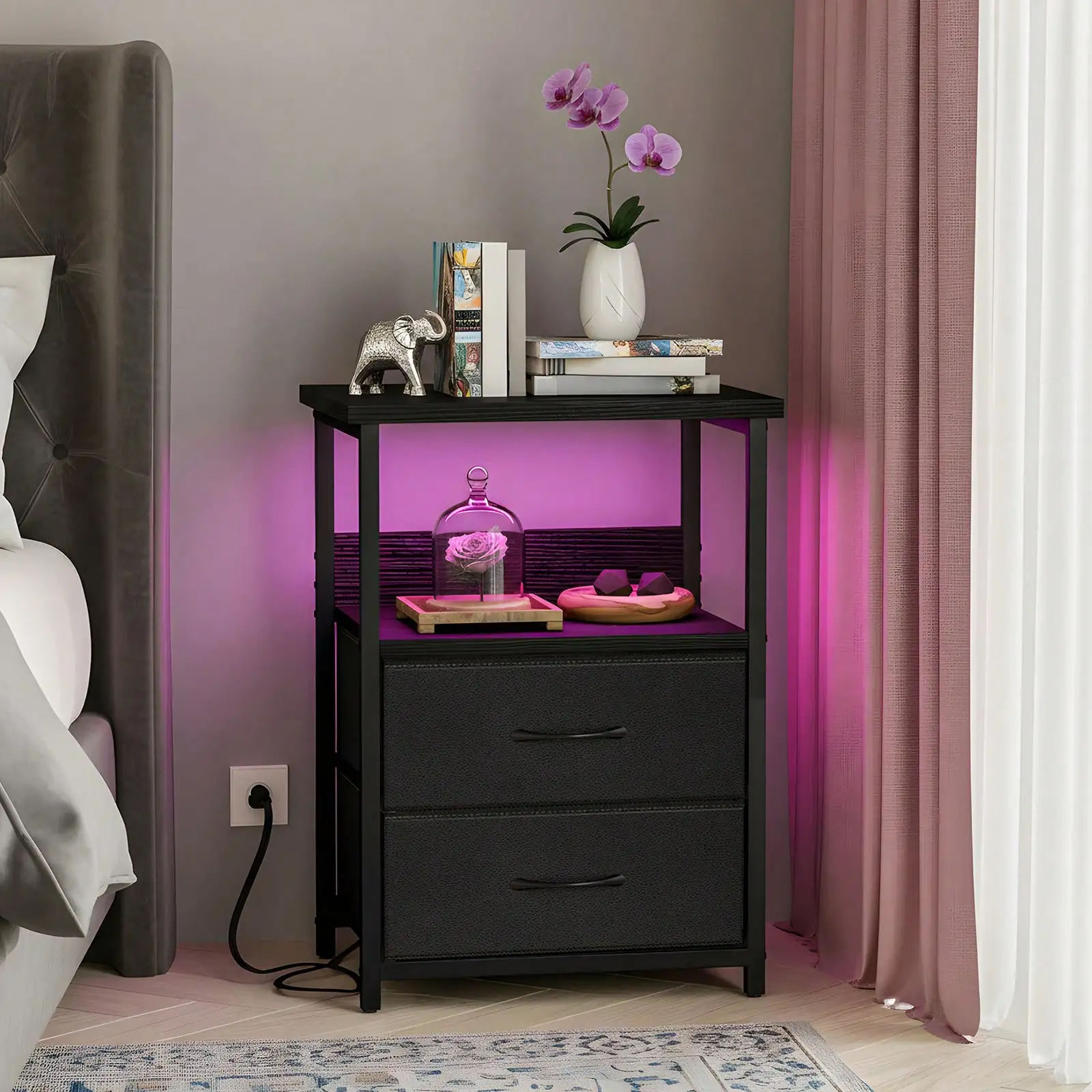 

Зарядная станция, светодиодная подсветка, USB-порты и розетки - в комплекте 2 тканевые ящика для хранения с отделкой из ПУ в черном цвете.