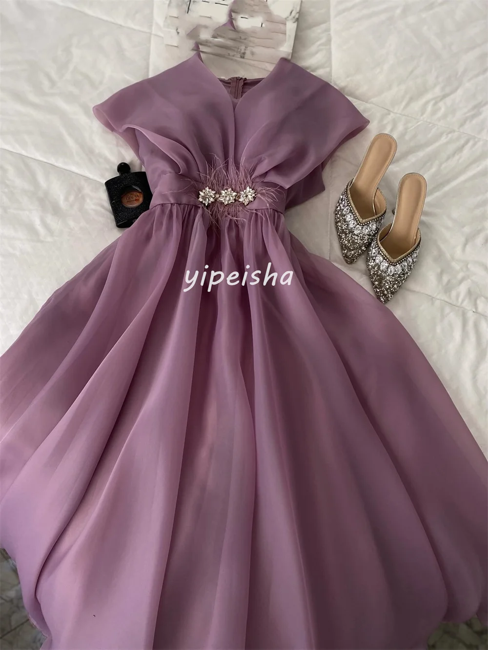 カスタマイズされたエレガントなクラシックオーガンザラインストーンフェザーAラインVネックティーレングスドレスオーダーメイドオケージョンドレスマッチングフォーマル