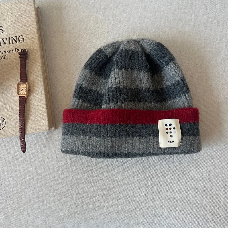 Japanische lässige, vielseitige gestreifte Strickmütze mit Herbst- und Winter-Patch-Design, warme Mütze mit umgerolltem Rand und Ohrenschutz – Detail 4