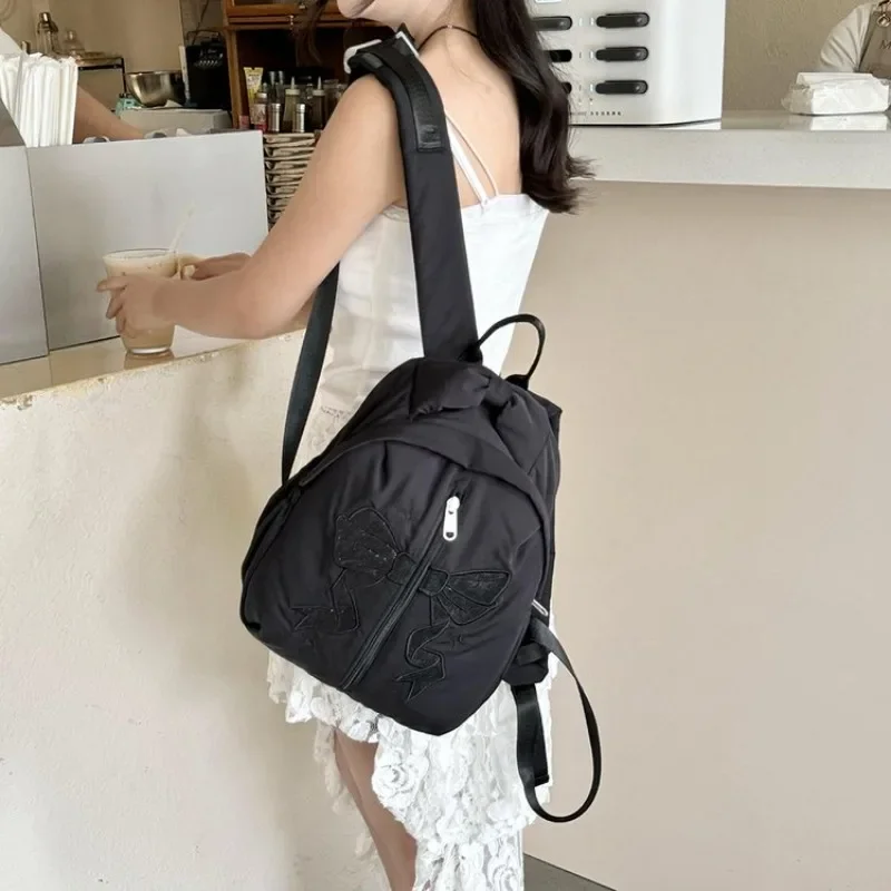 Mochila feminina de nylon monocromático com zíper, bolsa simples de deslocamento, elegante e moderna, venda quente, nova e casual, 2024