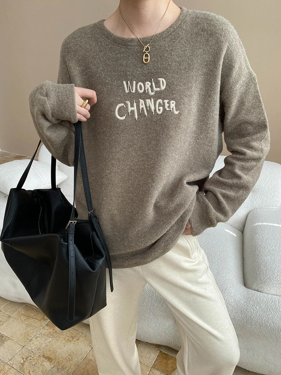 

Women's casual and comfortable skin friendly brushed round neck embroidered loose long sleeved T-shirt with letters