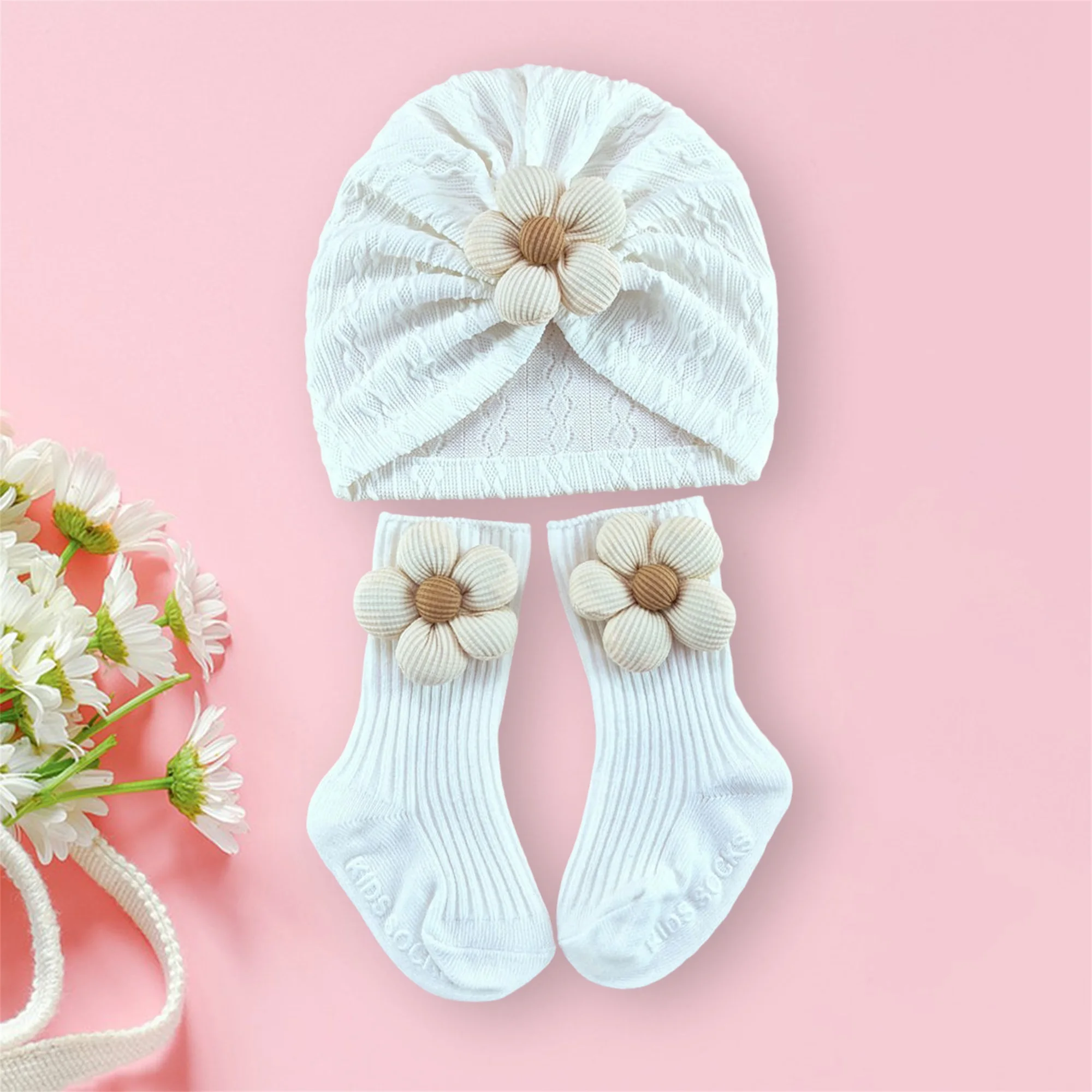 

Очаровательная повязка на голову и пинетки для маленьких девочек. Стильная шапка-тюрбан с цветочным принтом и подходящими носками. Идеальный подарок для новорожденных.