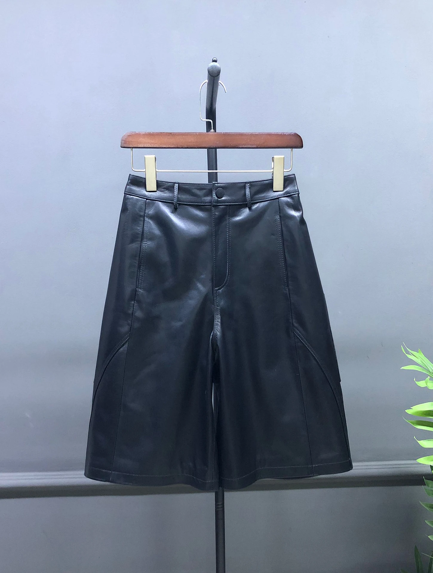 

Leather Pants Women's eepskin Five-Point Loose Slimming Mid-Pants Versatile Faion Top Layer Cowhide Oil Wax Casual Pants