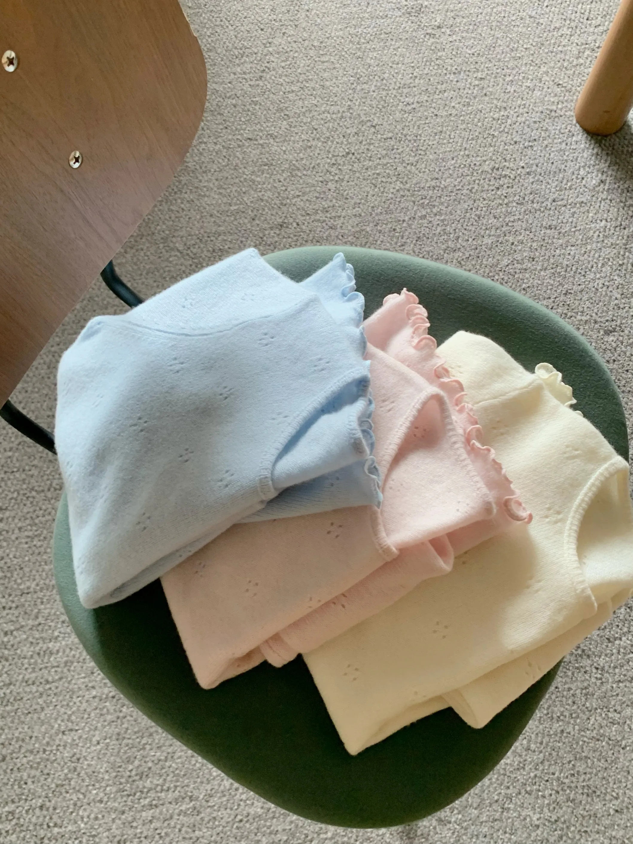 

Женский трикотажный топ Fretaro с круглым вырезом, весенняя модель, низконасыщенная цветовая гамма, дизайн с рюшами в деревянных тонах