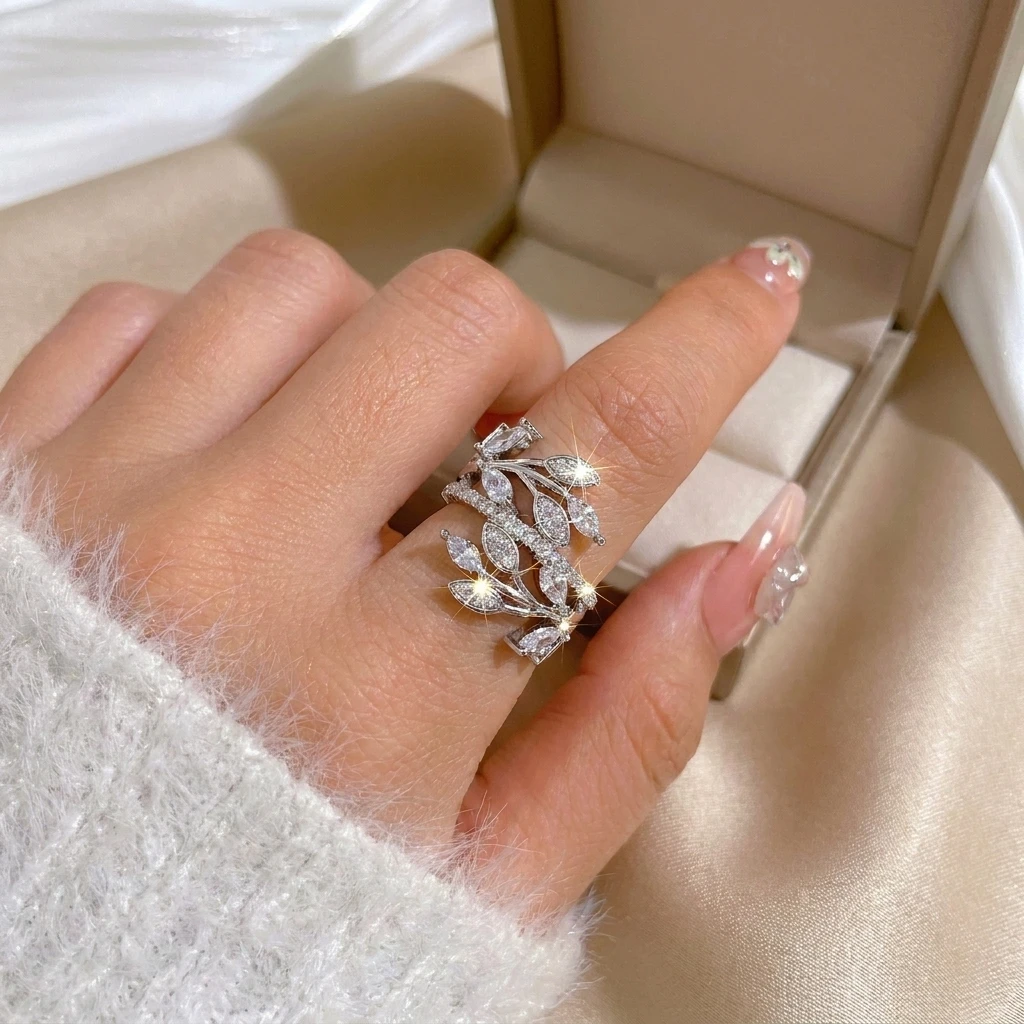 Ineinandergreifende Blätter-Design Ring aus Kupfer mit Zirkonia für Damen, Natur-Organischer Gedrehter Ranken-Stapelring, Fingerschmuck – Detail 3