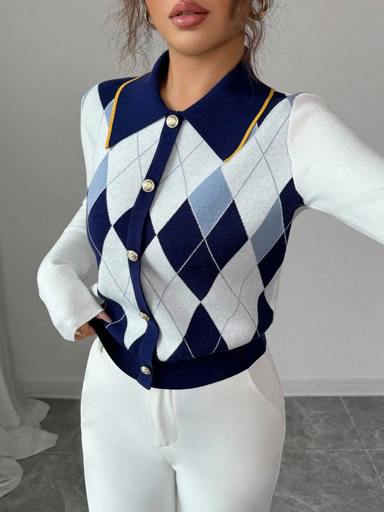 

Сине-белый вязаный кардиган в клетку с отложным воротником и золотыми пуговицами, с длинными рукавами, для осенне-зимних поездок на работу