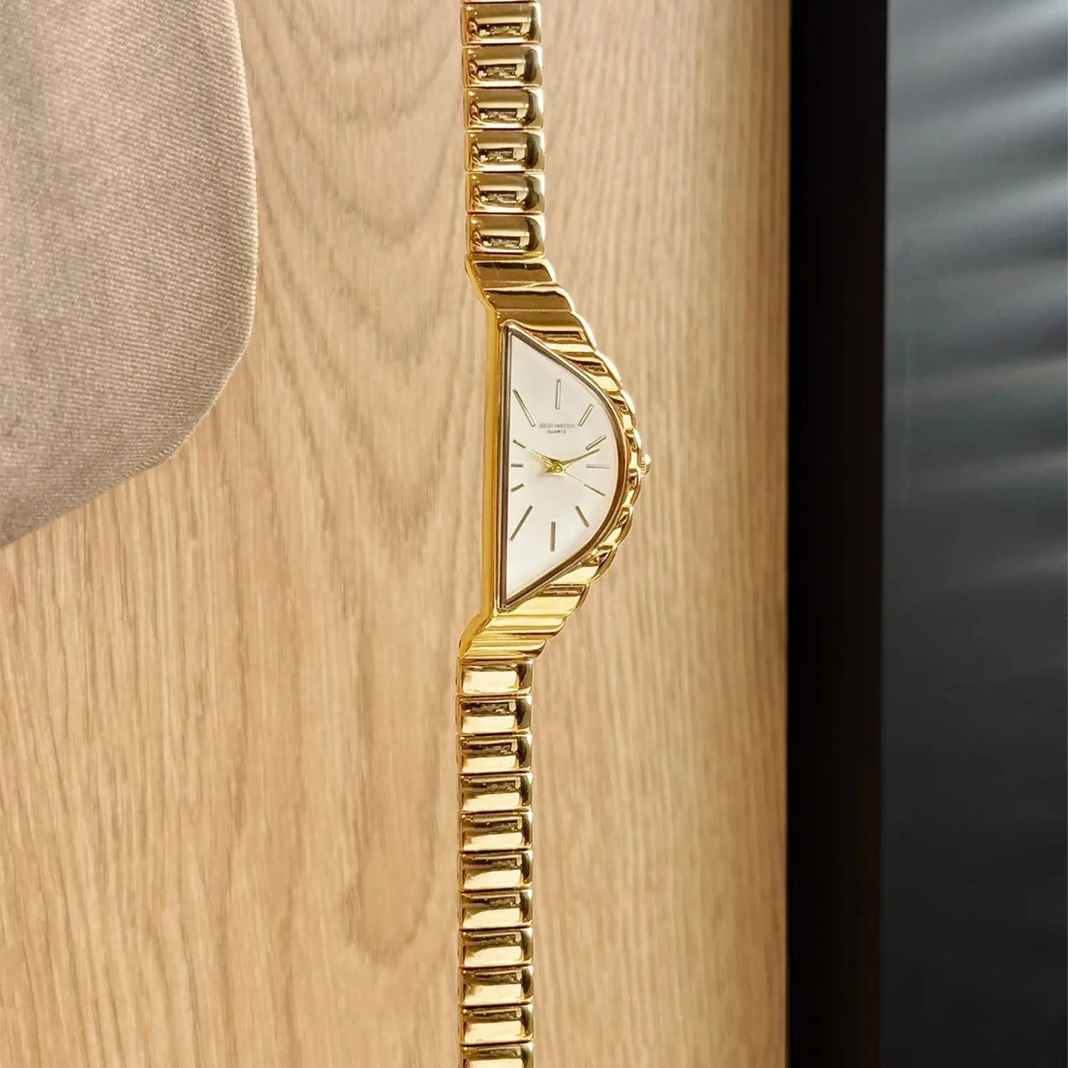 新しいレトロゴールドムーンダイヤル女性用腕時計非対称デザインプロフェッショナルスタイルドレスペアリング防水クォーツ時計