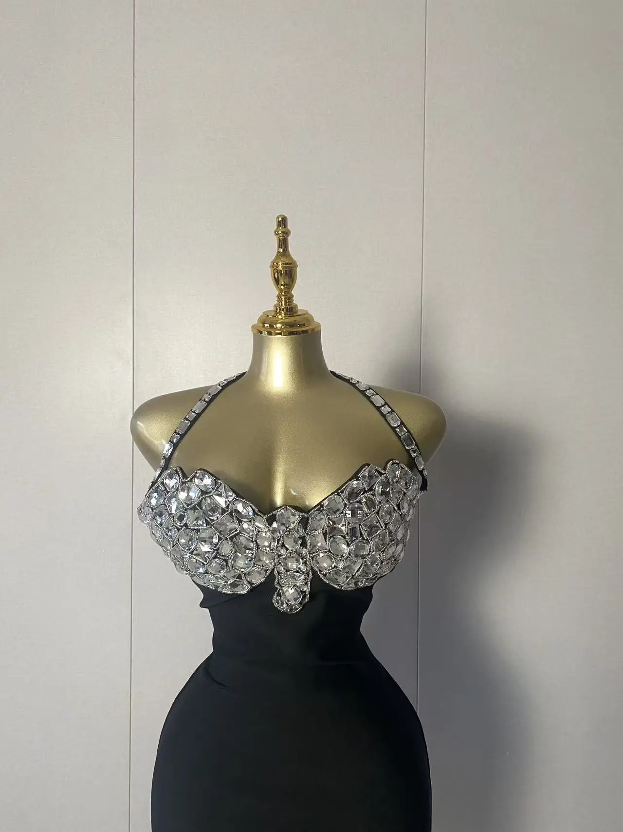 2025年新作 レディース セクシー ノースリーブ ホルターネック ダイヤモンド ブラック ミディ丈 ボディコン ドレス 2025 エレガント イブニング クラブ 高級 バースデーパーティー ドレス