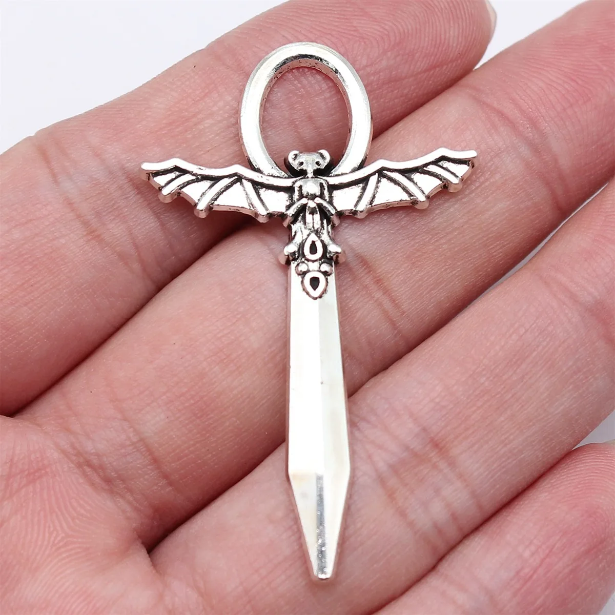 WYSIWYG 10 adet 50x31mm antik gümüş renk Acgn Cosplay gotik tarzı yarasa kılıç çapraz kolye