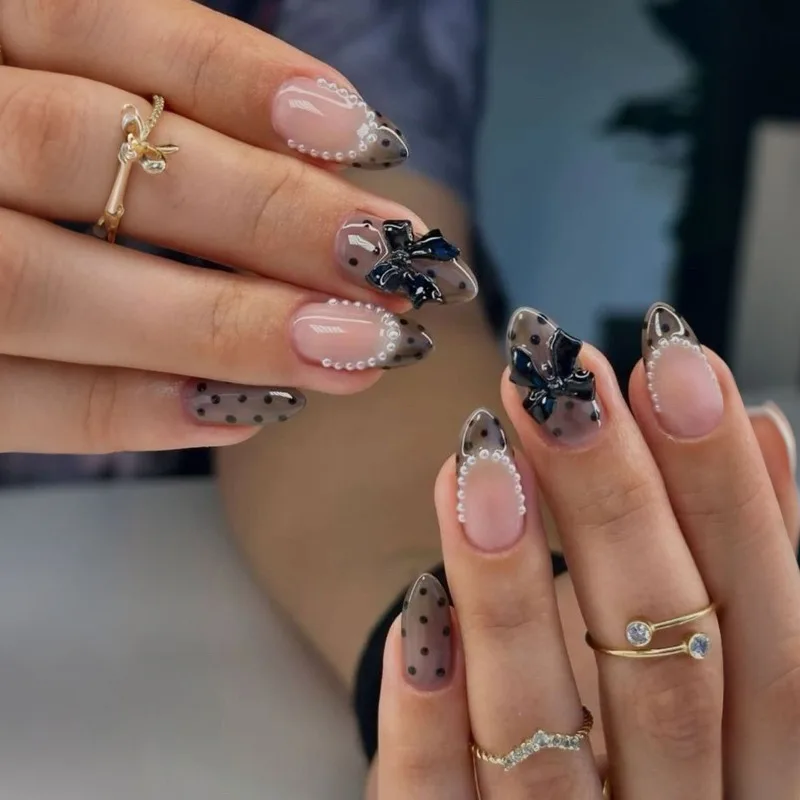 24 Stück Einfache Schwarze Polka Dots French Press-on Nägel Vollständige Abdeckung 3D Schleife Perle Mandel Künstliche Nägel für Frauen Ins Nagelmode