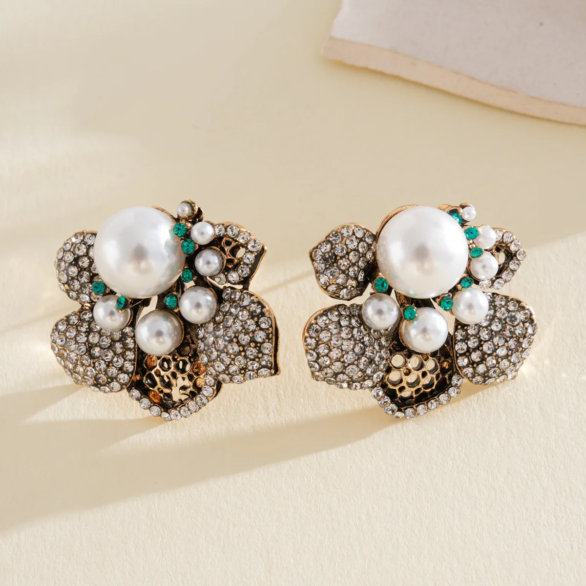 

Luxury Camellia Flower Pearl Stud Earrings for Women Elegant Full Zircon Earrings French Vintage Floral Party Jewelry Gifts